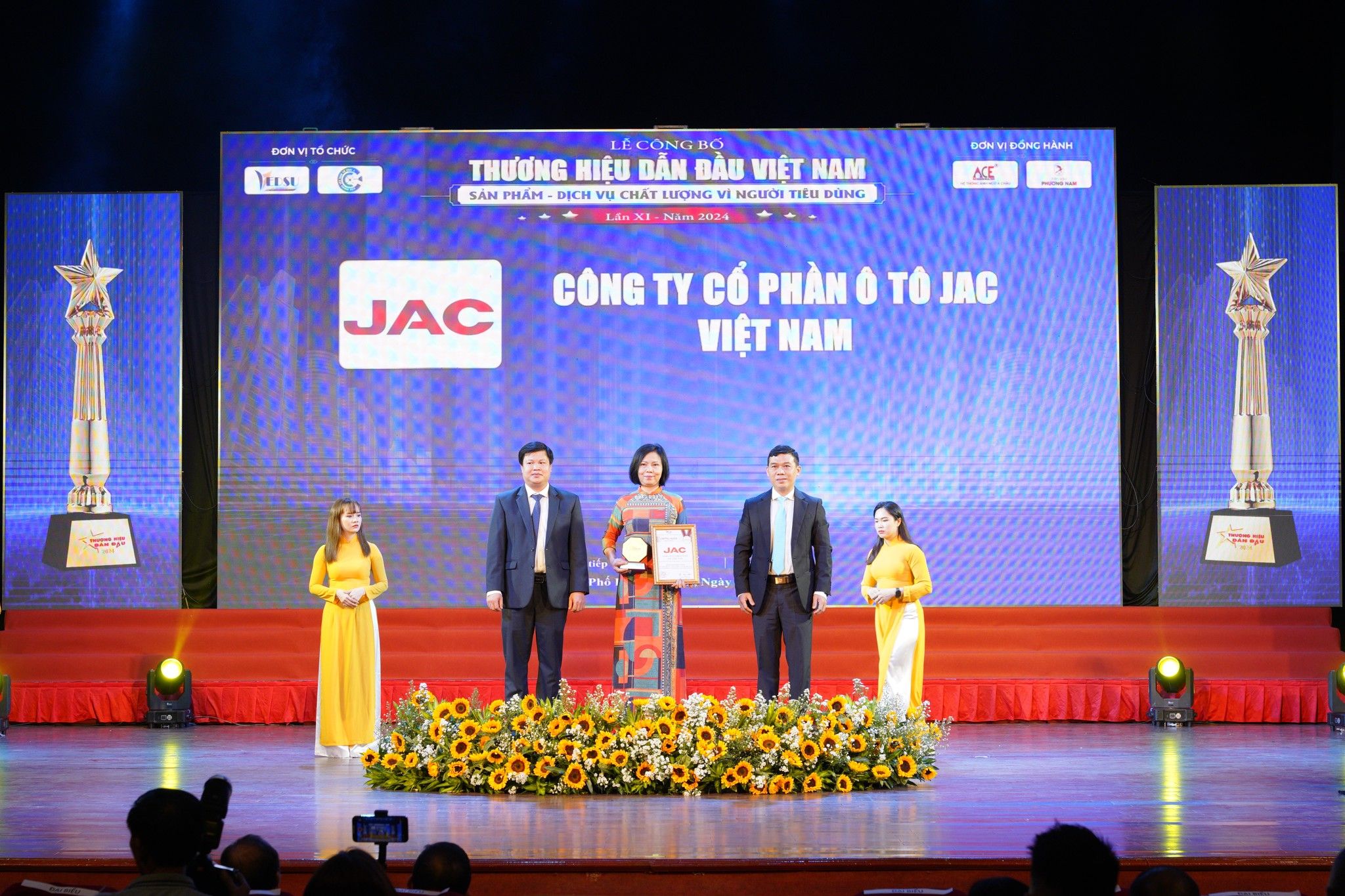 JAC VINH HẠNH NHẬN “HUY CHƯƠNG VÀNG SẢN PHẨM DỊCH VỤ CHẤT LƯỢNG VÌ NGƯỜI TIÊU DÙNG 2024”