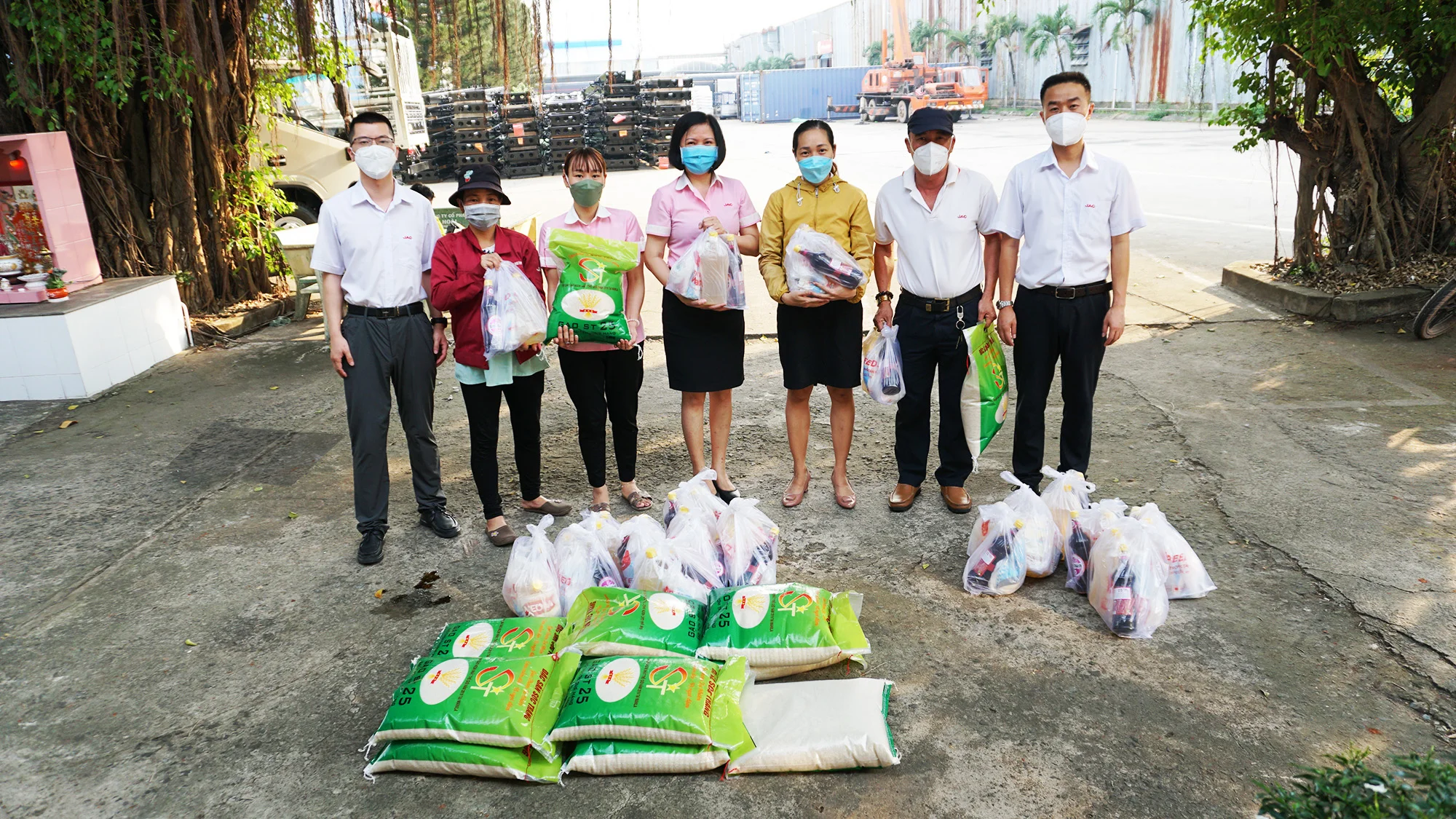 JAC tặng quà cho CB-CNV nhân dịp nghỉ lễ giỗ tổ Hùng Vương 10-3