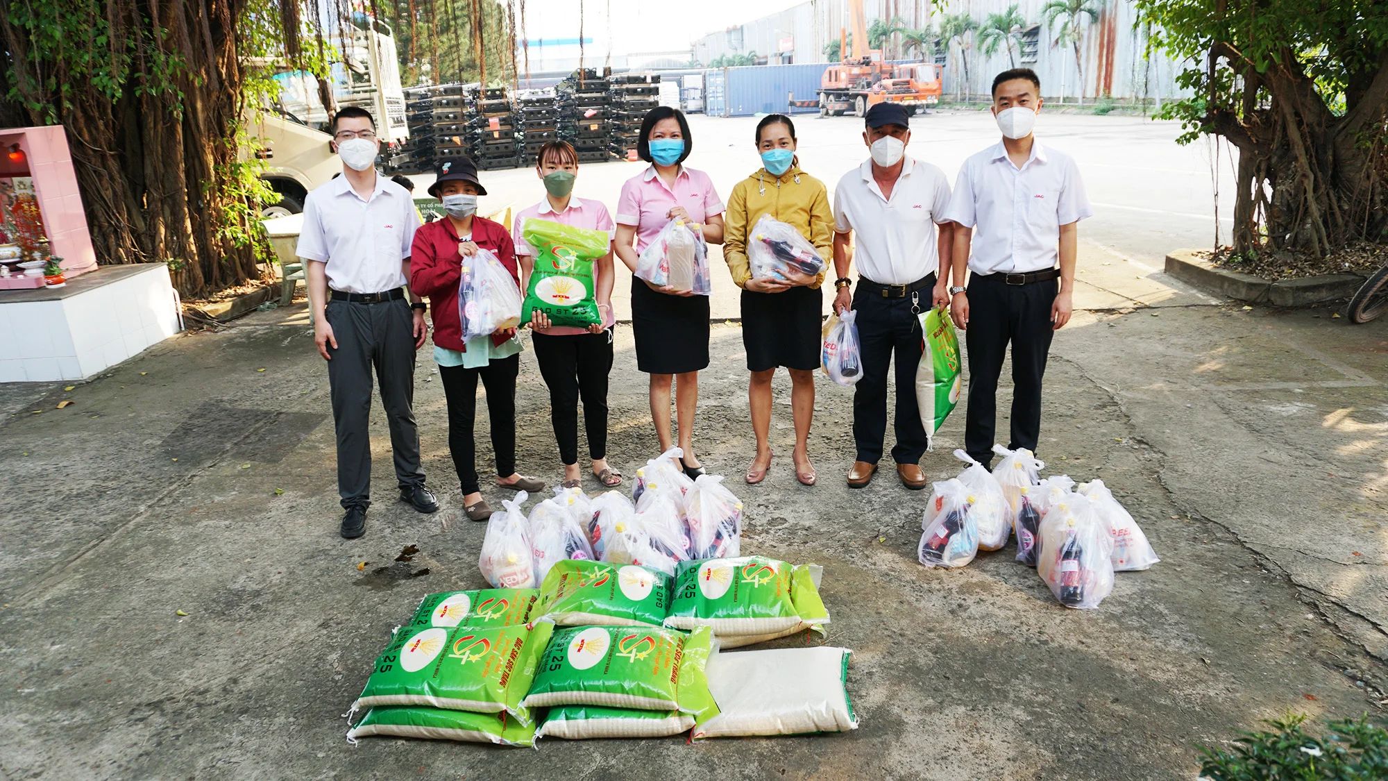 JAC tặng quà cho CB-CNV nhân dịp nghỉ lễ giỗ tổ Hùng Vương 10-3