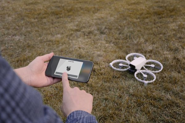 DJI Flip nhỏ gọn, thuận tiện cho việc cất và hạ cánh