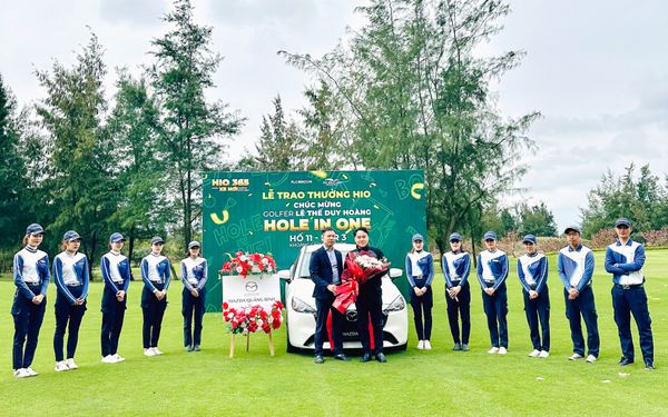 Golfer Lê Thế Duy Hoàng nhận thưởng ô tô tại FLC Golf Links Quảng Bình