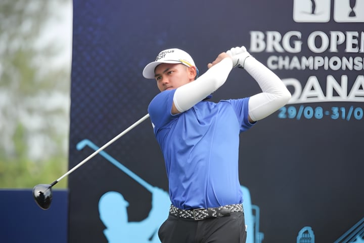 Rahil Gangjee nâng cúp cùng vợ kiêm caddie của mình