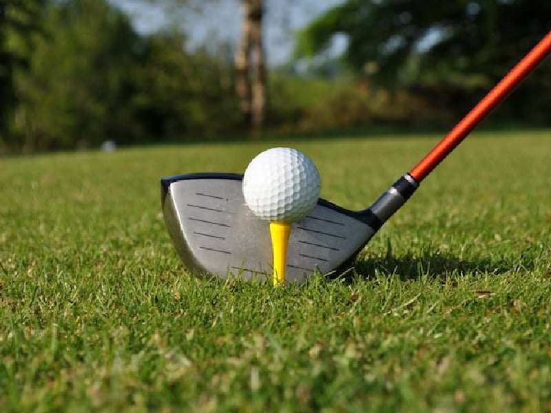 cach-cam-golf-tee