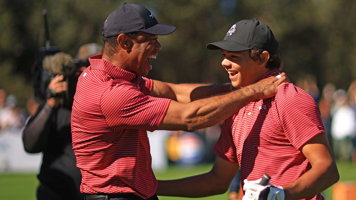 tiger-woods-duoc-thay-con-trai-ghi-hio-la-khoanh-khac-khong-bao-gio-quen