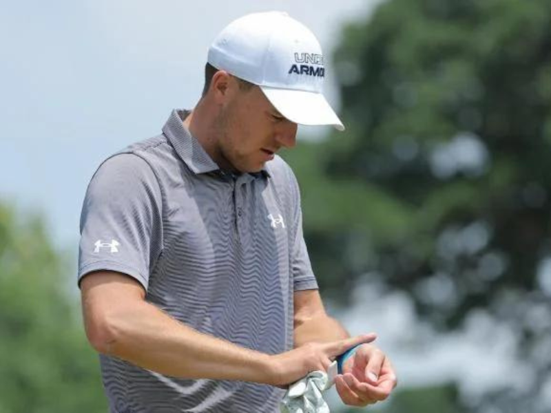 jordan-spieth-chan-thuong-co-tay