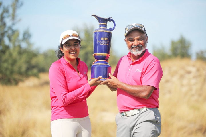Rahil Gangjee nâng cúp cùng vợ kiêm caddie của mình