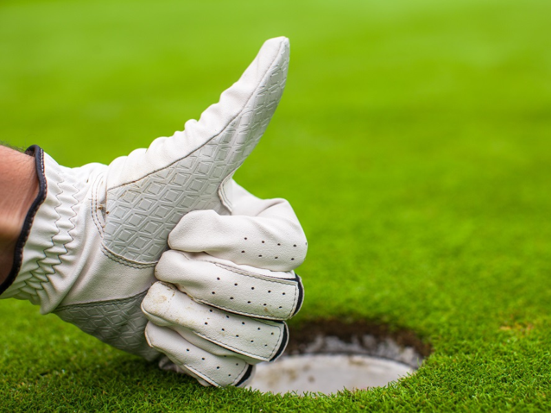 tai-sao-nen-deo-gang-tay-golf-mot-ben