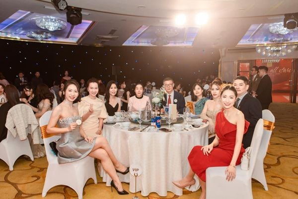 Tiệc cuối năm bùng nổ
