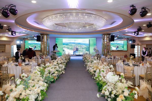 tổ chức tiệc cưới tại nhà hàng