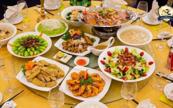 Chọn món ăn trong tiệc cưới sang trọng cho khách mời