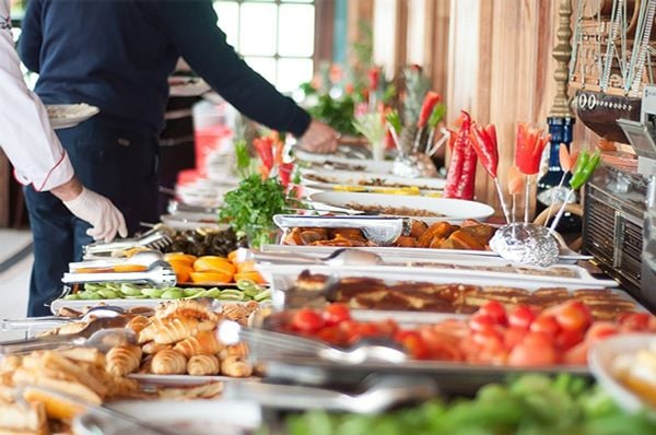 Chọn món ăn trong tiệc cưới sang trọng