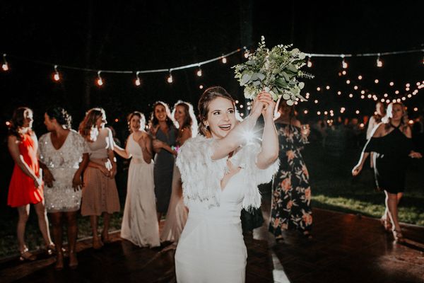 Màn tung hoa và tổ chức trò chơi cho khách mời