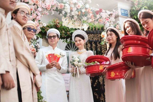 cô dâu chú rể bên mâm lễ dạm ngõ