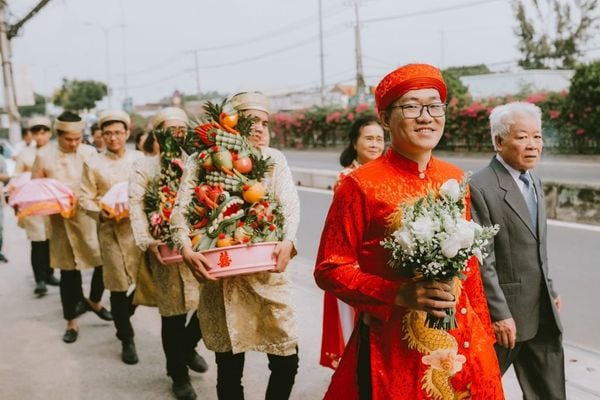 đội bê mâm lễ dạm ngõ