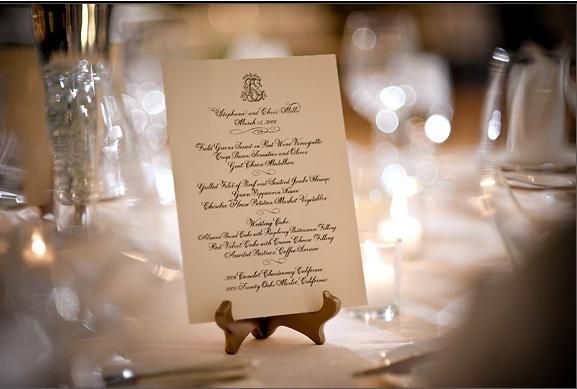 Thiết kế menu tiệc cưới đẹp sẽ gây được ấn tượng với khách mời