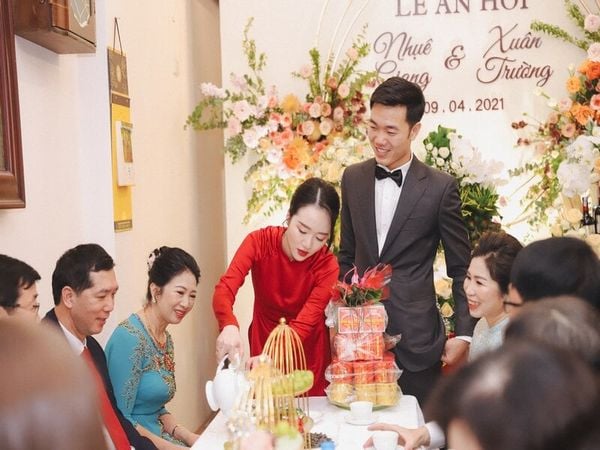 cô dâu chú rể làm thủ tục của lễ dạm ngõ