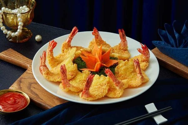 Chọn món ăn trong tiệc cưới sang trọng cho khách mời tham dự