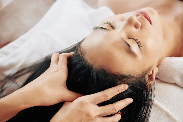 3 cách massage chống rụng tóc và kích thích mọc tóc nhanh