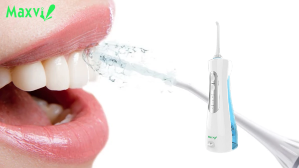 Dùng máy tăm nước cầm tay vẫn phải đánh răng?