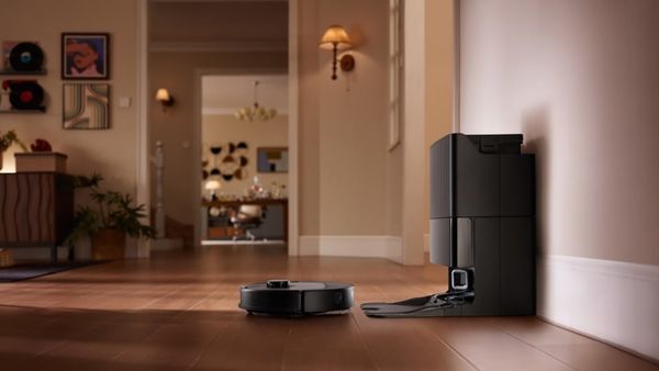 Có nên rút phích cắm trạm sạc khi đã sạc xong robot hút bụi?