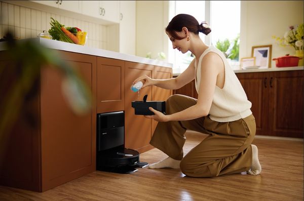 Vệ sinh robot hút bụi định kỳ: Bao lâu nên thay phụ kiện để máy bền?