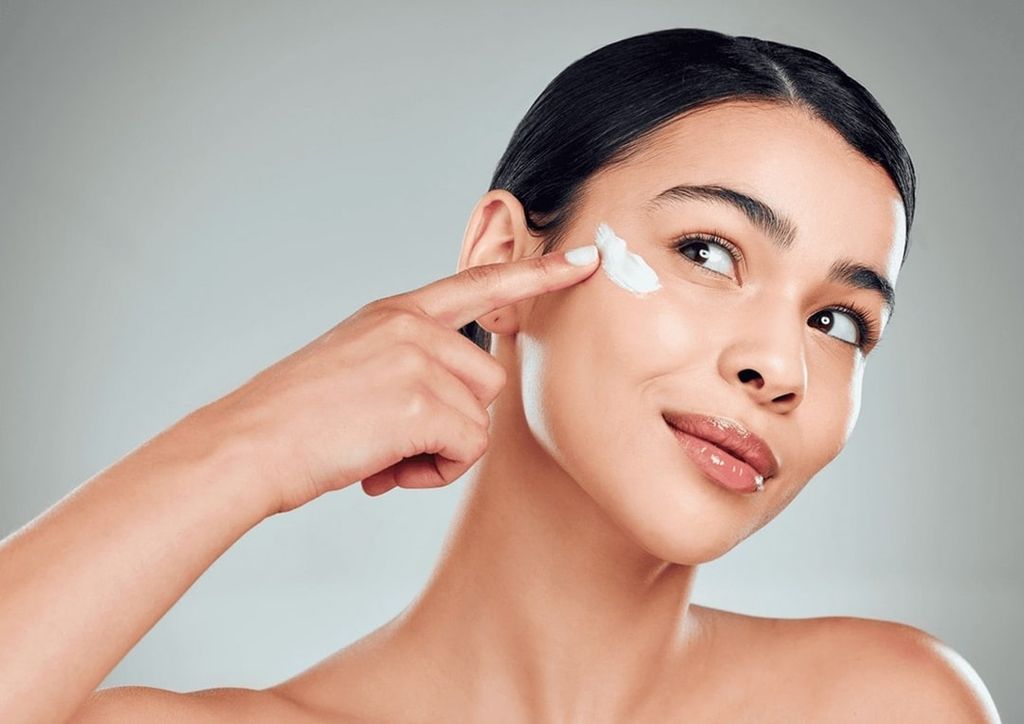 Dùng kem chống nắng SPF 30 trở lên giúp bảo vệ da của bạn
