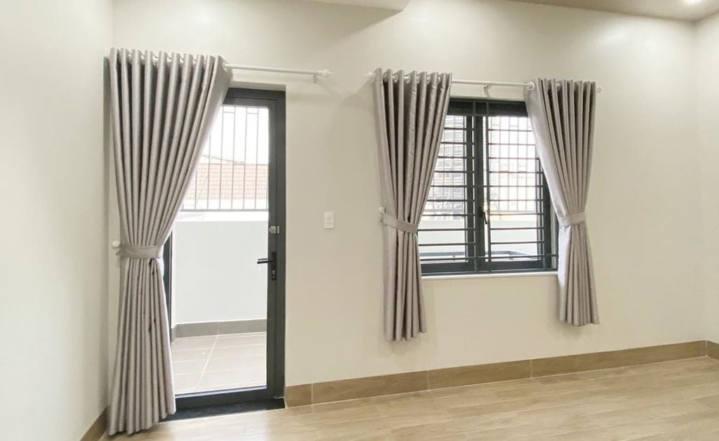 Các gia đình có thể dùng rèm sáng màu để chống nóng
