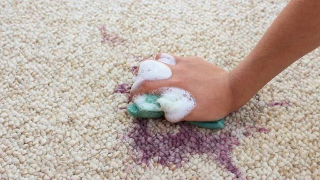 Có thể dùng bọt biển và xà phòng để chà sạch vết bẩn