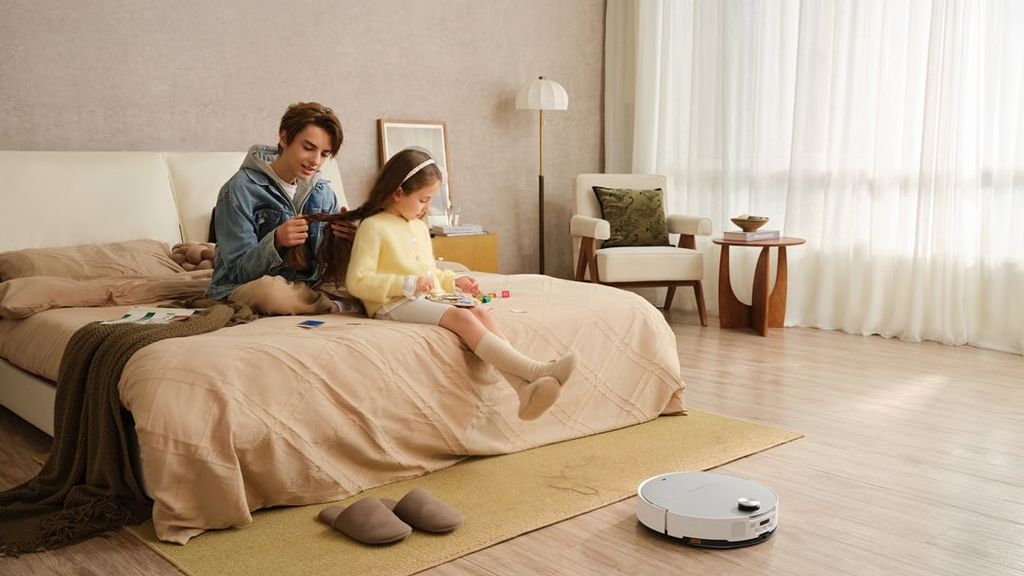 Roborock Saros 10 có thể hút bụi và lau nhà hoàn toàn tự động