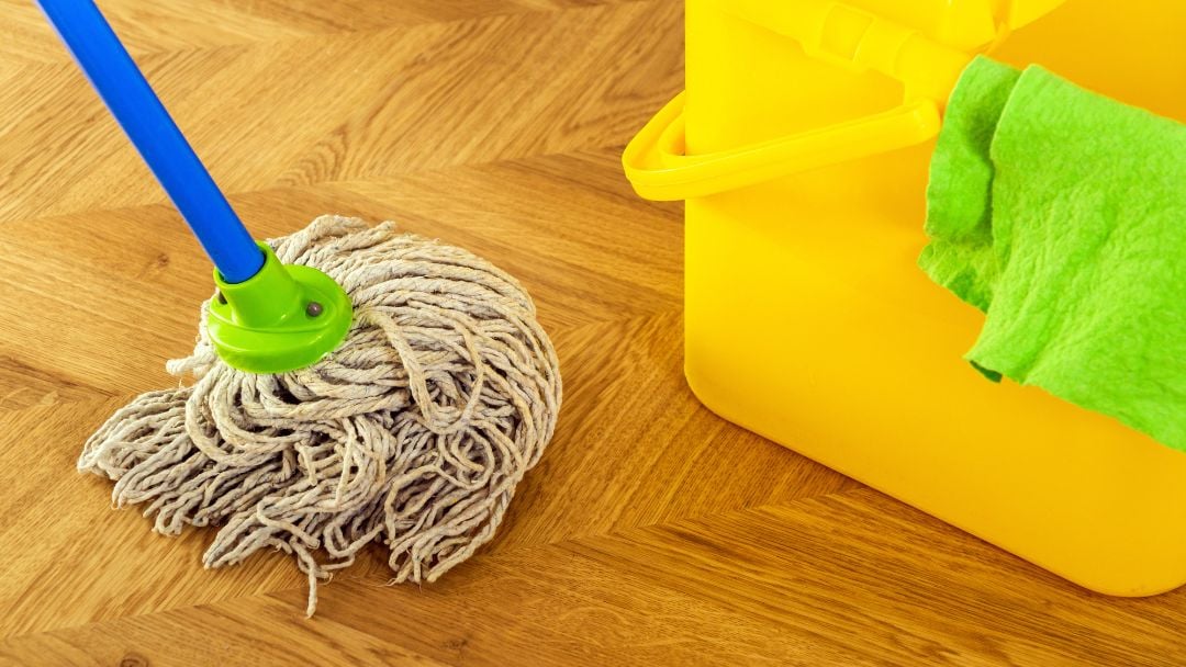 sàn nhà bốc mùi dù lau thường xuyên