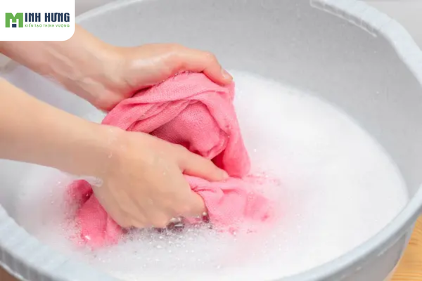 ap-dung-nhung-meo-nay-khan-mat-co-mui-hoi-va-nhon-nhot-sach-ngay-tuc-khac