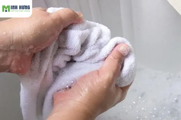 ap-dung-nhung-meo-nay-khan-mat-co-mui-hoi-va-nhon-nhot-sach-ngay-tuc-khac