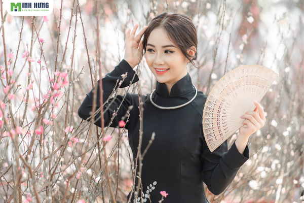 luu-ngay-top-8-cach-tao-dang-chup-anh-ao-dai-tet-2025-cuc-dep