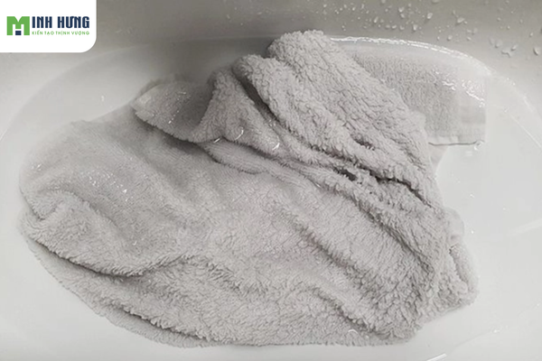 ap-dung-nhung-meo-nay-khan-mat-co-mui-hoi-va-nhon-nhot-sach-ngay-tuc-khac