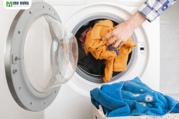 mua-mua-phun-mien-bac-giat-quan-ao-the-nao-de-nhanh-kho-nhat