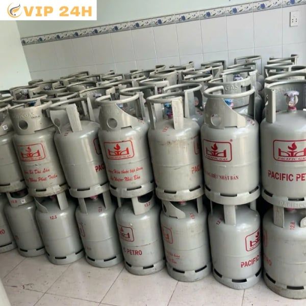 Khách hàng chuẩn bị đổi bình gas cũ đã hết hạn sử dụng