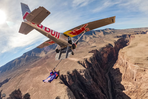 Lần đầu tiên trên thế giới: Vận động viên nhảy dù được máy bay kéo ra khỏi hẻm núi Grand Canyon