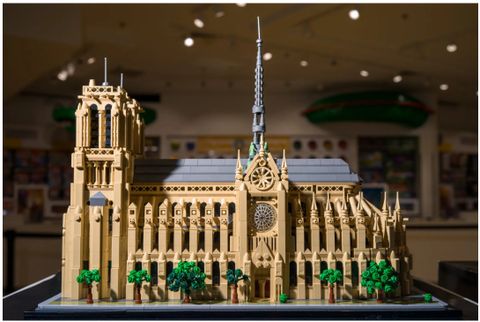 Từ tro tàn vụ cháy đến bàn làm việc: Nhà thờ Đức Bà Paris “tái sinh” bằng Lego