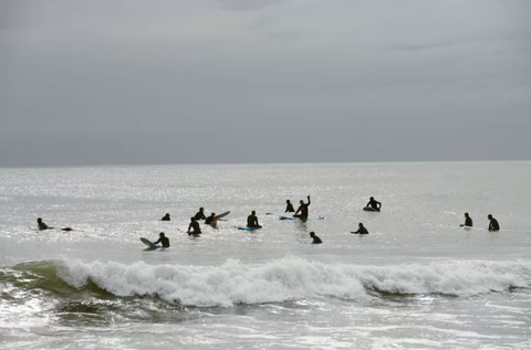 Vì sao mùa đông là thời điểm lý tưởng để lướt sóng ở bãi biển Rockaway, New York