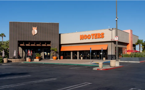 Hooters phá sản sau 40 Năm: Khi biểu tượng ẩm thực Mỹ lỗi thời trước sự đổi thay của thị trường