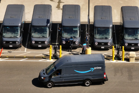 Căng thẳng giữa Nhà Trắng và Amazon: Trump bất ngờ gọi Bezos là “người rất tốt”