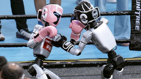 Những vận động viên robot tại Trung Quốc liên tục ngã trên sân đấu