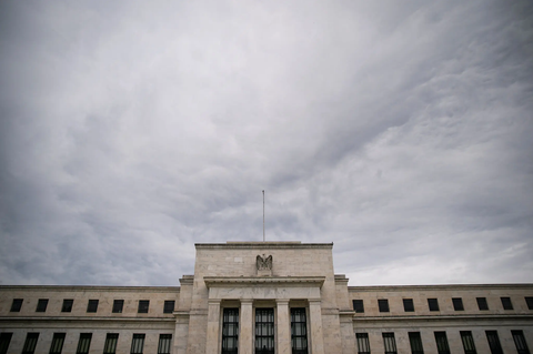 Fed mắc kẹt giữa hai làn đạn: Lạm phát và việc làm