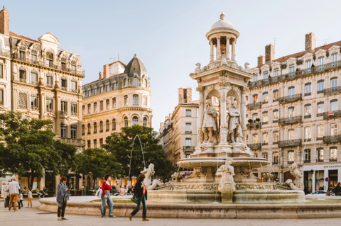 Khủng hoảng chính trị đẩy Pháp vào vòng xoáy nợ công