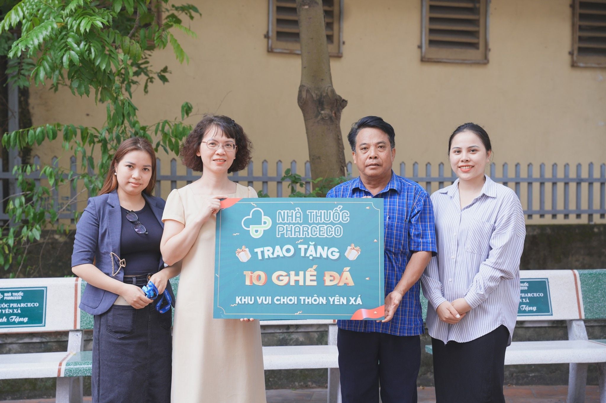 Nhà thuốc Pharceco trao tặng 10 ghế đá cho khu vui chơi thôn Yên Xá