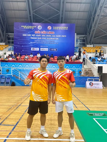 Trần Đình Mạnh và Nguyễn Đình Hoàng nhận cúp vô địch CIPUTRA HANOI 2025 — lần đầu tiên đôi nam Việt Nam lên ngôi tại giải này