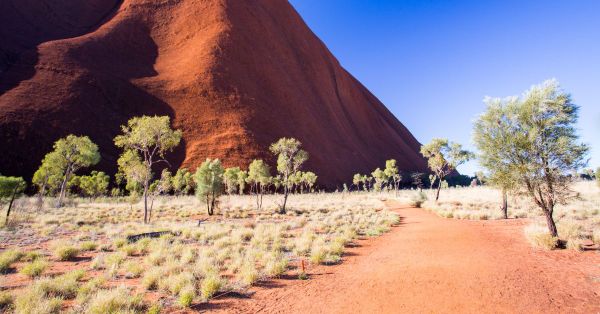 Núi Uluru hùng vĩ dành cho cặp đôi thích khám phá