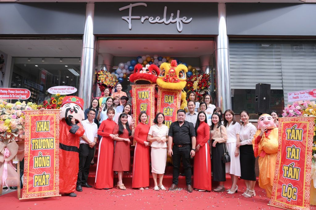 TƯNG BỪNG KHAI TRƯƠNG SHOWROOM FREELIFE, VIỆT Á CHÂU VƯƠN TẦM THƯƠNG HIỆU VIỆT