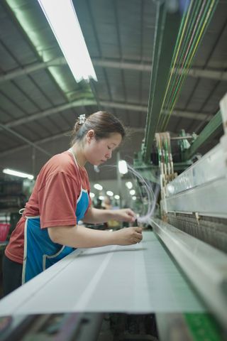 Lụa Sản Xuất Theo Dây Chuyền Công Nghiệp