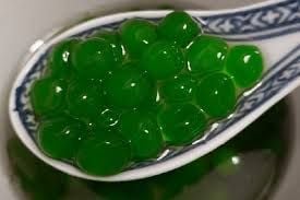 Cách luộc trân châu với lá dứa cho sắc xanh bắt mắt, vị dứa thanh mát. Nguồn: internet